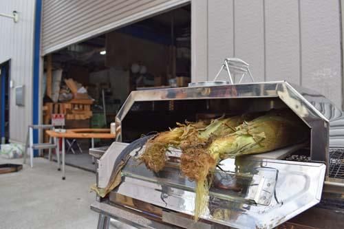 トウモロコシは皮つきで焼きます