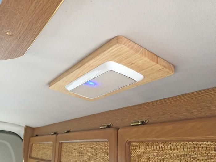 ハイエースに天井ライト(LEDスリムライト角型)を取り付けました