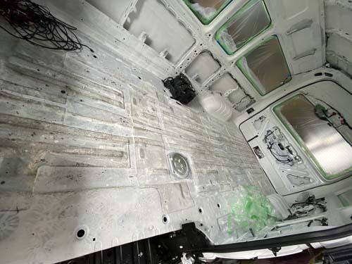 200系ハイエースの車内全部ない状態でベバストヒーターを取り付け