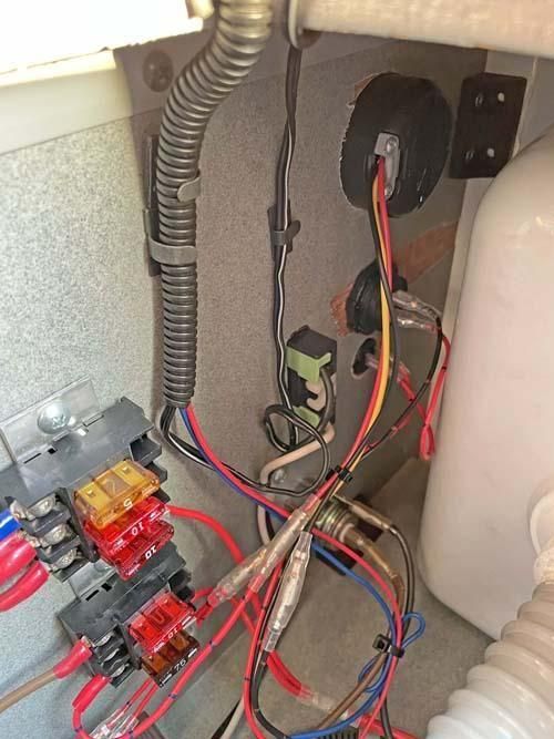 ハイエースキャンピングカーの充電システム回路を直しました