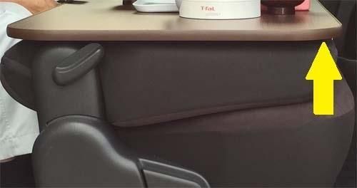 ハイエース用セカンドシートテーブルは専用ブラケットで常に水平になります