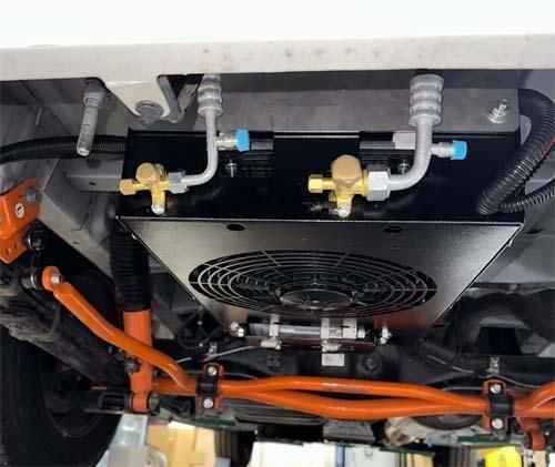ハイエースキャンピングカーにクーラーを取付 室外機は車体下