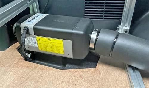 かさ上げブラケットを使用し、ベバストヒーターをハイエースに取付