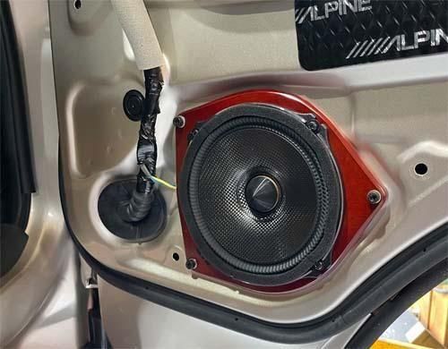 ハイエースにアルパインのフロントスピーカーを取付