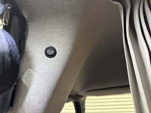 ナビ切り替えシステムの切り替えスイッチ。停車中はサブバッテリーからの電気を使用できます