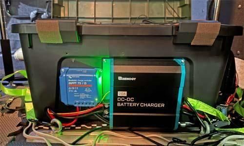 既存の走行充電器や100V充電器をリチウム対応品に変更して、BOXの外側に取付
