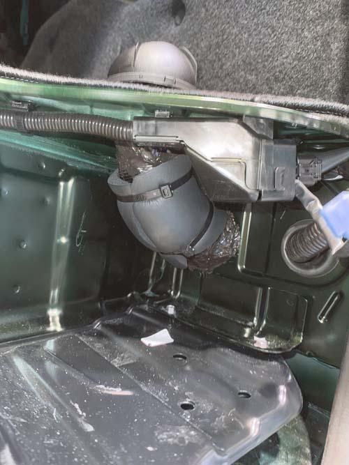 温風吹き出し口がかなり熱くなるので断熱対策しています