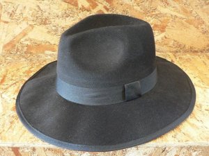 <img class='new_mark_img1' src='https://img.shop-pro.jp/img/new/icons26.gif' style='border:none;display:inline;margin:0px;padding:0px;width:auto;' />POLY FELT WIDE BRIM HAT