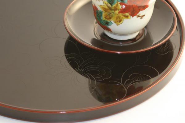 茶托 漆塗りは湯飲みを引き立てます。