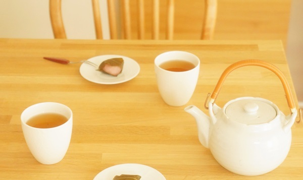 自宅で簡単ほうじ茶作り　テーブルシーン