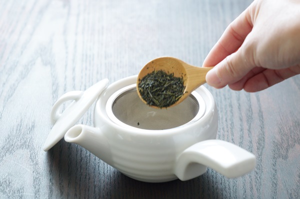 美味しい煎茶の淹れ方　急須に茶葉を入れる