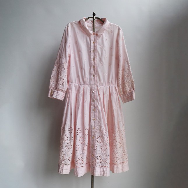 <img class='new_mark_img1' src='https://img.shop-pro.jp/img/new/icons14.gif' style='border:none;display:inline;margin:0px;padding:0px;width:auto;' />60s EYELET LACE SHIRT DRESS