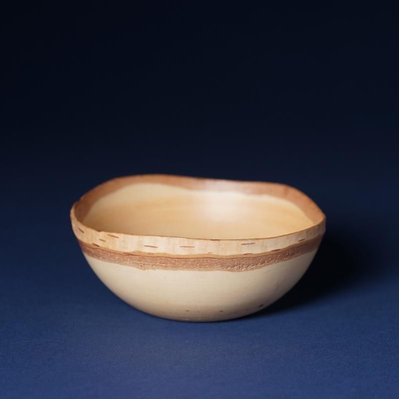 北海道の白樺を丸ごと使った盆栽鉢です。