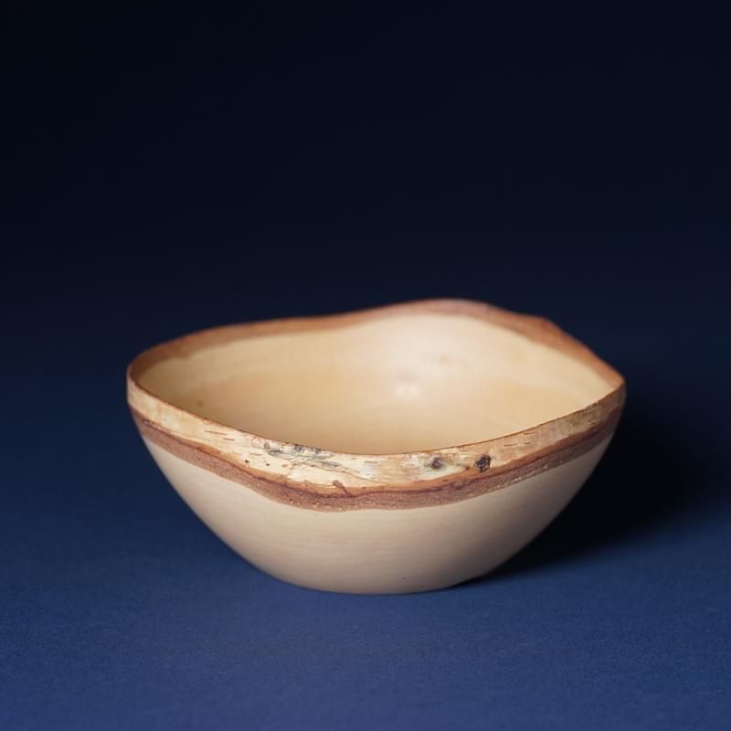 北海道の白樺を丸ごと使った盆栽鉢です。