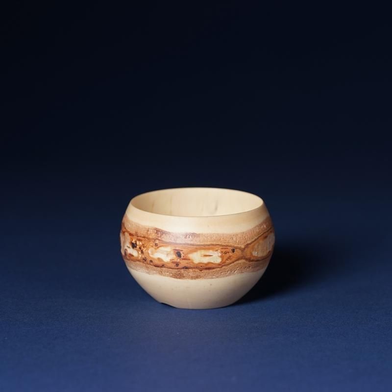 北海道の白樺を丸ごと使った盆栽鉢です。