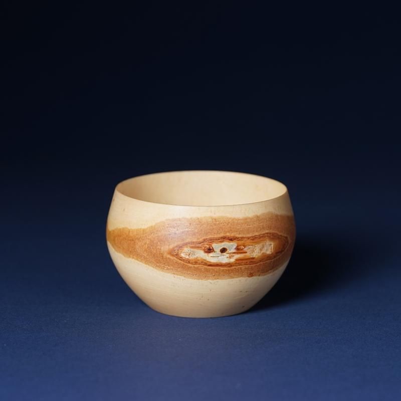 北海道の白樺を丸ごと使った盆栽鉢です。