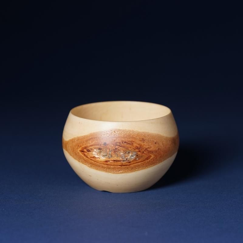 北海道の白樺を丸ごと使った盆栽鉢です。