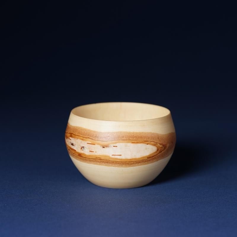 北海道の白樺を丸ごと使った盆栽鉢です。