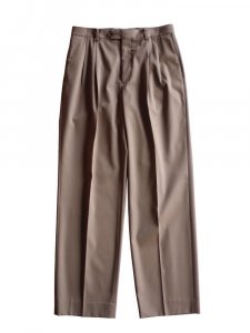 AURALEE men's / LIGHT WOOL MAX GABARDINE TWO-TUCK SLACKS (TOP BROWN)