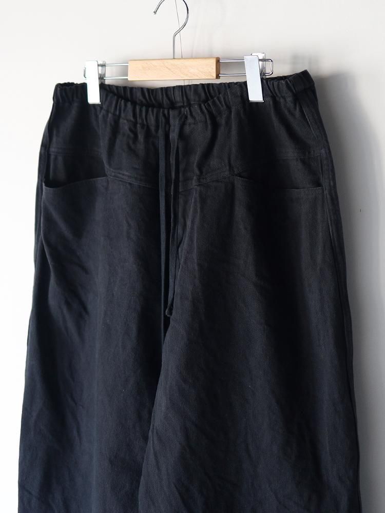 COMOLI / ブラックドリルテーパードパンツ (BLACK) - TROUPE ONLINE
