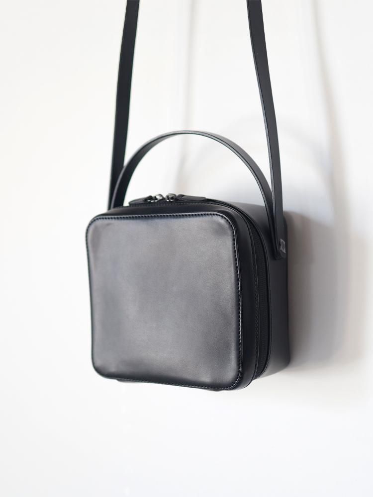 AURALEE / LEATHER SHOULDER BAG MADE BY AETA (BLACK) - TROUPE