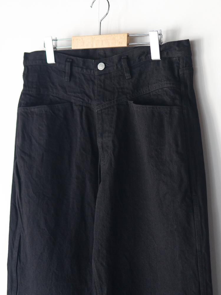 COMOLI / ブラックデニムテーパードパンツ (BLACK) - TROUPE