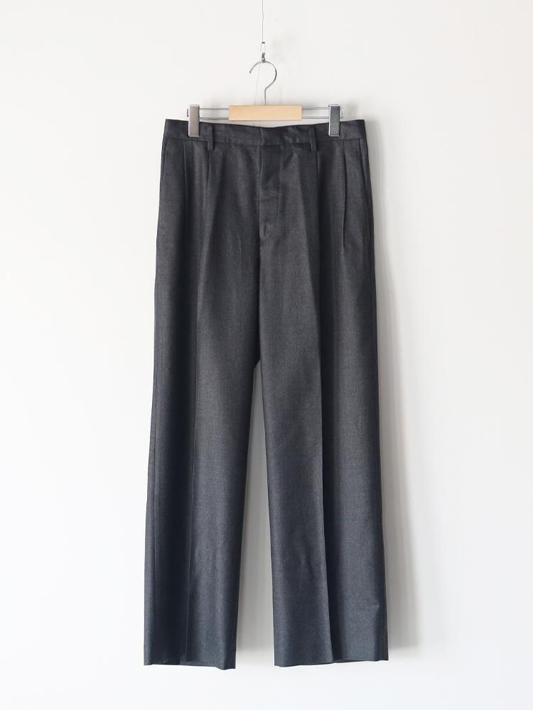 AURALEE women's / SUPER LIGHT WOOL TWO-TUCK SLACKS (TOP CHARCOAL