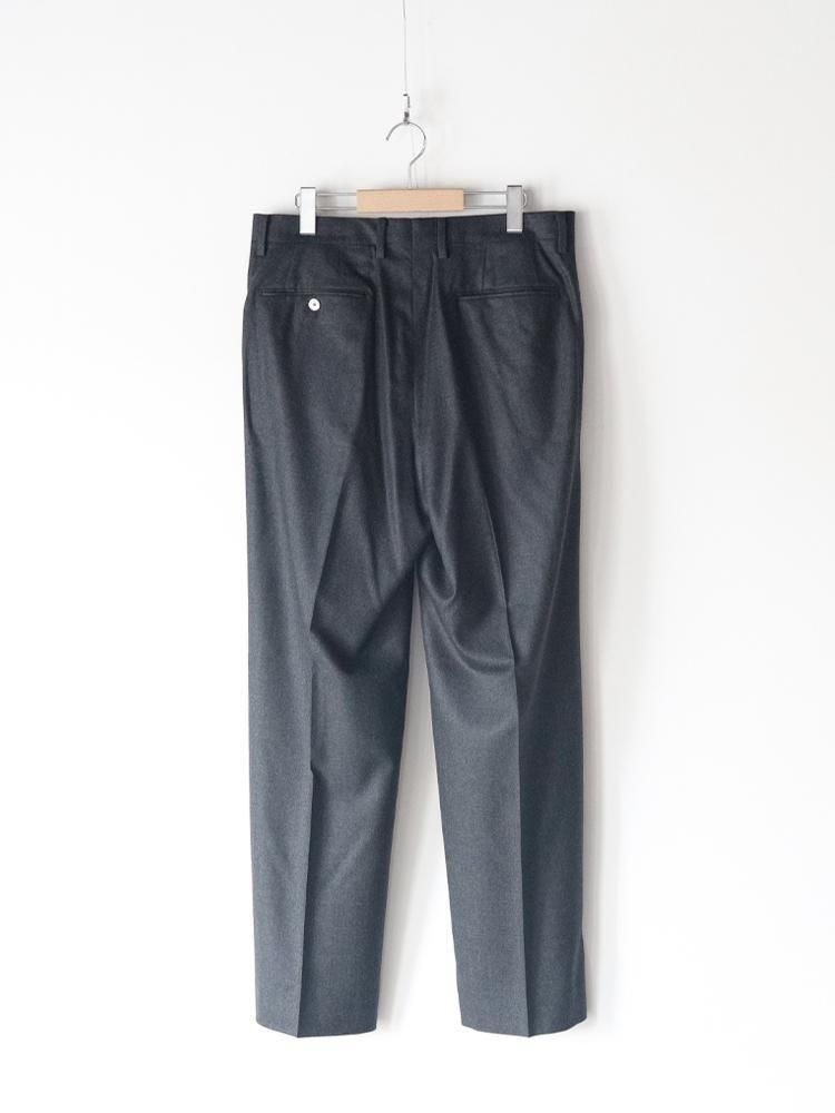AURALEE men's / SUPER LIGHT WOOL TWO-TUCK SLACKS (TOP CHARCOAL