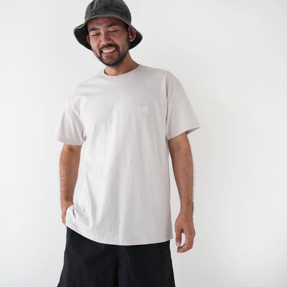 川 ( カワ ) Tシャツ LOGO 1POINT TEE ( 濁 × 白 ) - JAU