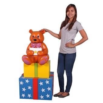 くま クマ 熊 巨大オブジェ 子グマのプレゼントボックス 等身大フィギュア キャラクターフィギュア 店舗ディスプレイ 大型オブジェ販売のコズミックランド くま クマ 熊 巨大オブジェ 子グマのプレゼントボックス 等身大フィギュア キャラクターフィギュア 店舗ディスプレイ 大型オブジェ販売のコズミックランド