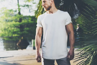白いTシャツを着た筋肉質の男性