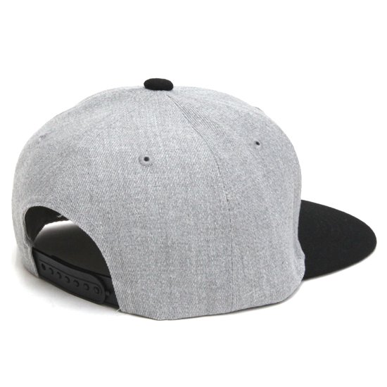 【THE OHTER ONE ジアザーワン】刺繍キャップ flat visor cap 23 (ブラック/グレイ) (キャップ) の2枚目の画像