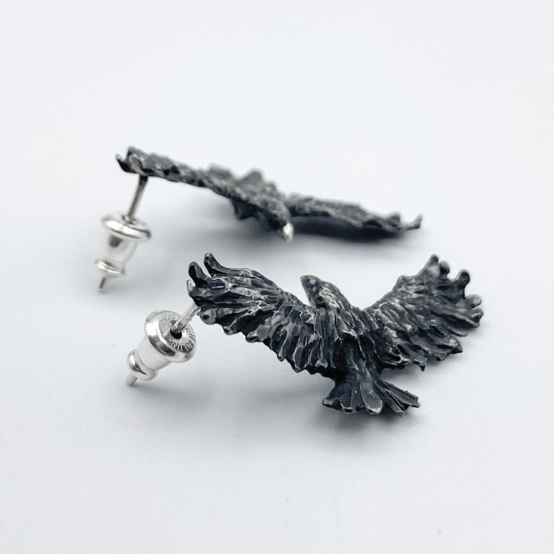 DECOvienya 飛び立つカラスのピアス（ブラック）