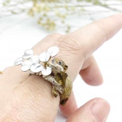 動物アクセサリーDECOvienya（デコヴィーニャ） カワウソのリング