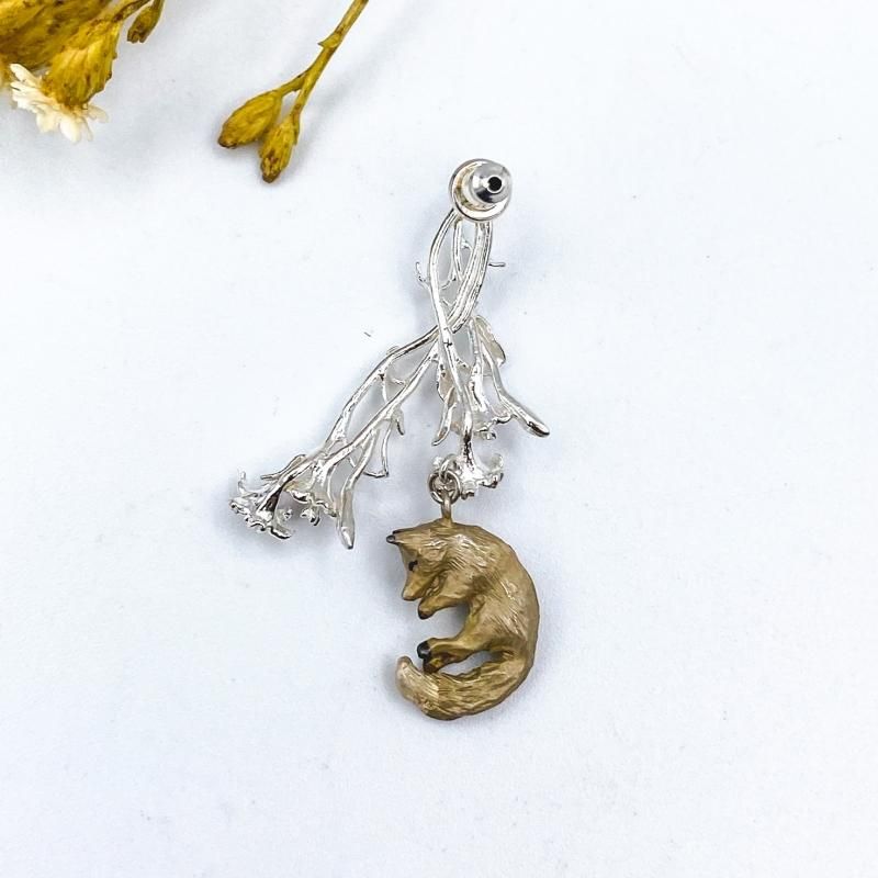 動物アクセサリーのDECOvienya キツネとユリの揺れるピアス（片耳）