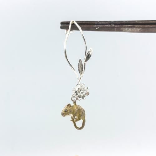 動物アクセサリーのDECOvienya ネズミとコスモスの揺れるピアス