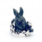 DECOvienya ウサギとクローバーリング(ブラック）
