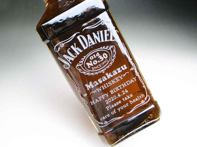 ジャック ダニエル（JACK DANIEL'S） ウイスキーのボトルに名入れ彫刻 - 結婚祝いや還暦祝い等のオリジナルプレゼントなら｜クリスタル彫刻工房