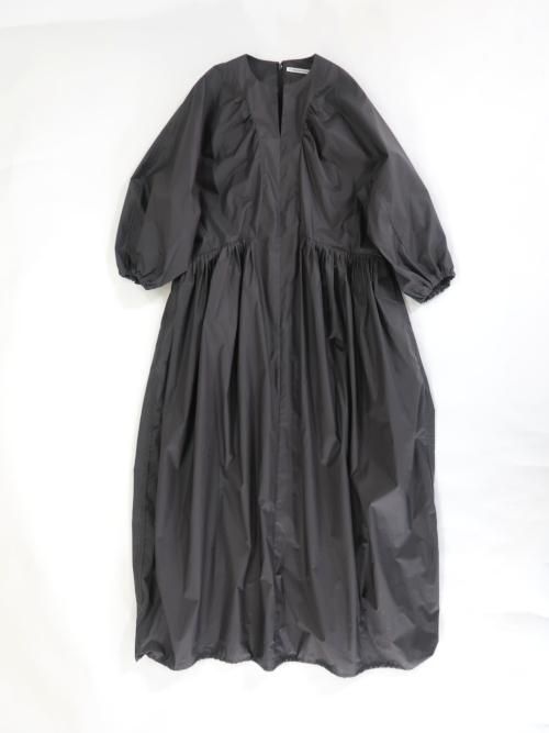 低価格 TENNE HANDCRAFTED MODERN volume sleeve tuck dress(チャコール ワンピース