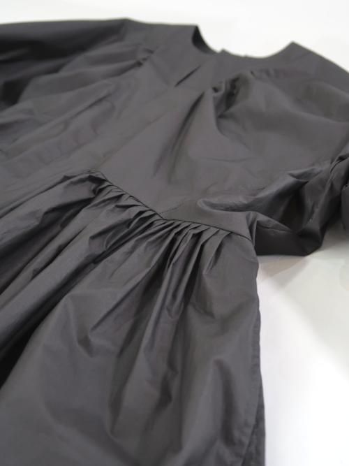 人気 TENNE HANDCRAFTED MODERN volume sleeve tuck dress(チャコール ワンピース
