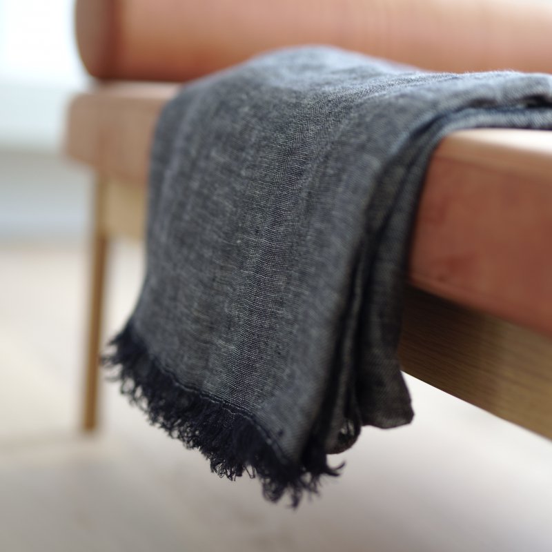 Neringa Throw - Black Beige（次回入荷のご予約品） - リネンアンドデコール | LINEN & DECOR