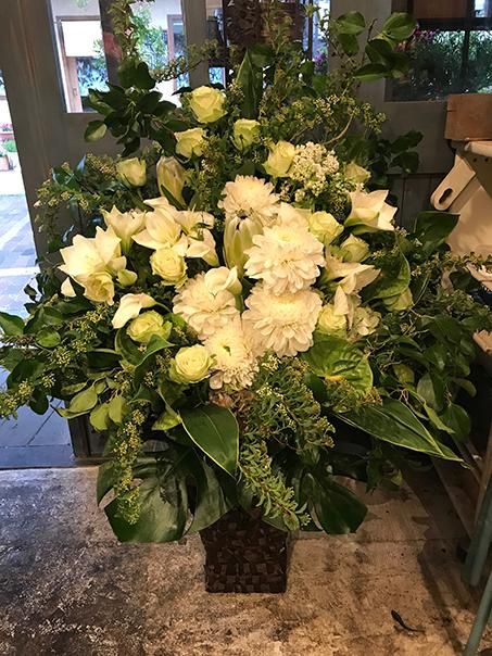 ビックアレンジ ナチュラルホワイトグリーン 開店花 スタンド花なら用賀の花屋 Beone ベオーネ ビックアレンジ ナチュラルホワイトグリーン 開店花 スタンド花なら用賀の花屋 Beone ベオーネ