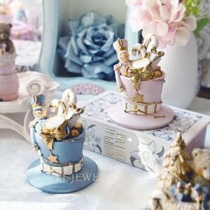 フェラガモ 極美品✨ビジュー付き ヴァラリボンブローチ ロゴ 金 ラインストーン FERRAGAMO Salvatore Ferragamo フェラガモ ブローチ