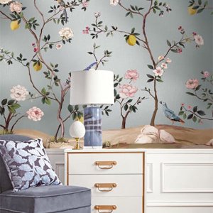 㳤ʢDaisy Bennett Mural CollectionBlossom Mural - Blue Metallic Linen (189cm274cm)<img class='new_mark_img2' src='https://img.shop-pro.jp/img/new/icons1.gif' style='border:none;display:inline;margin:0px;padding:0px;width:auto;' />