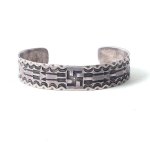 <img class='new_mark_img1' src='https://img.shop-pro.jp/img/new/icons14.gif' style='border:none;display:inline;margin:0px;padding:0px;width:auto;' />Vintage NAVAJO Silver Bangle 02 ヴィンテージ ナバホ 卍  アロー バングル