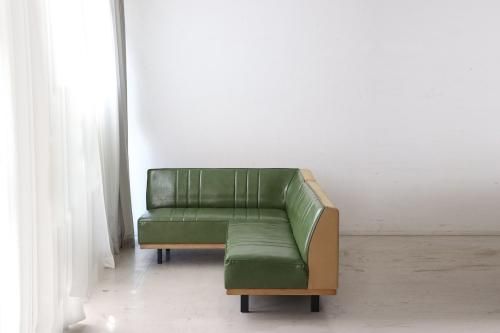 グリーンのソファ 後藤家具物産 2Pソファ グリーン 二人掛 北欧風 座面下収納庫付