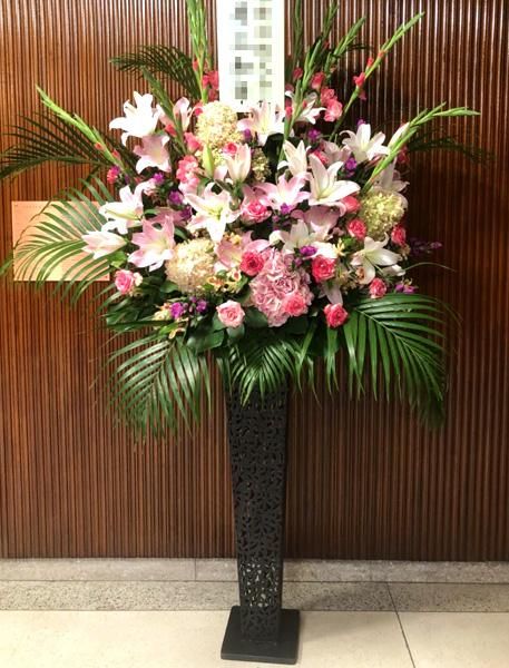 豪華スタンド花 ユリと葉物 ゴールドスタンド 豪華スタンド花 ユリと葉物 ゴールドスタンド