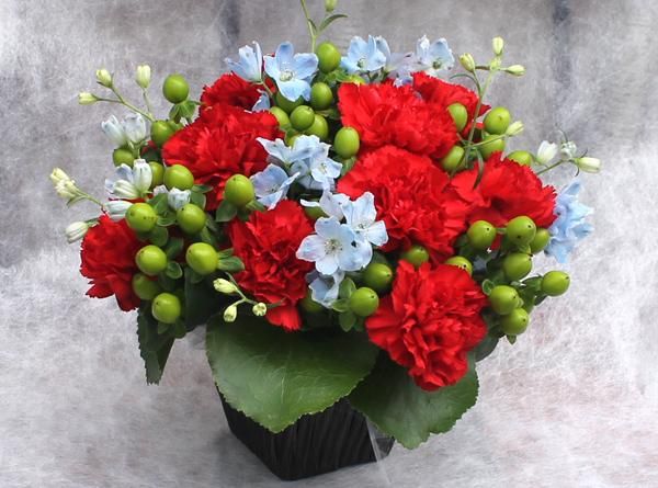 母の日のプレゼント 花ギフトに真っ赤なカーネーションのアレンジメント 母の日のプレゼント 花ギフトに真っ赤なカーネーションのアレンジメント