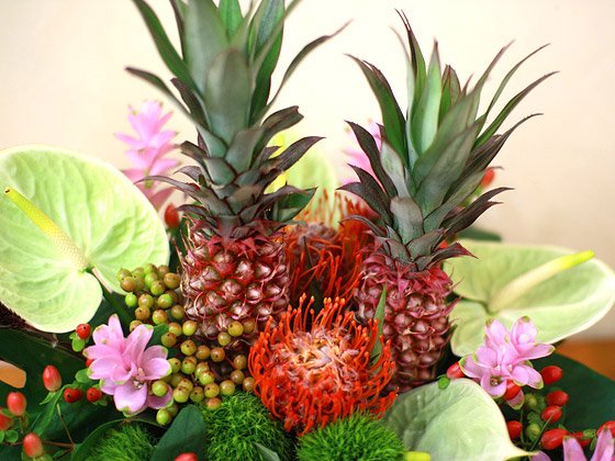 お祝い花宅配 開店祝いや記念日にパイナップルが栄える南国風バスケット花ギフト