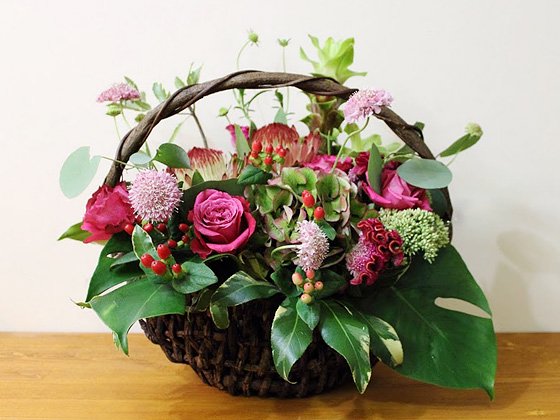 お祝い花宅配 誕生日や結婚記念日におしゃれなバスケットにバラ プロテアのロマンティックな花ギフト